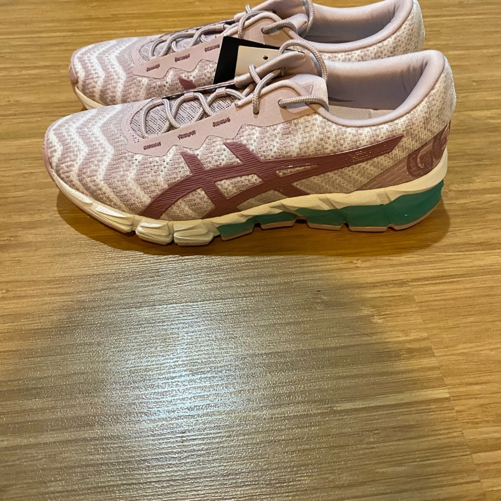New ASICS - Picture 2 of 5